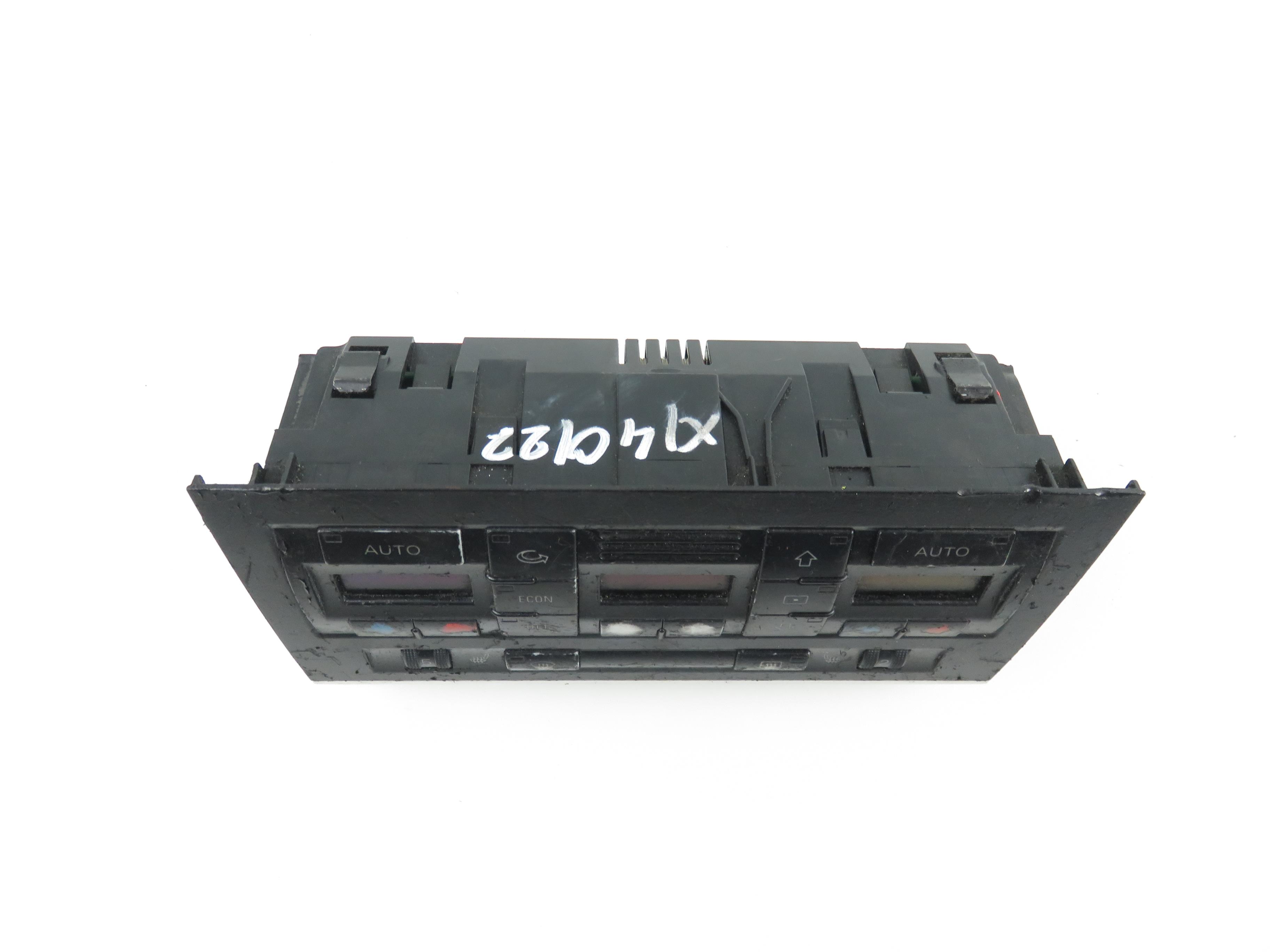 AUDI A4 B6/8E (2000-2005) Klimato kontrolės (klimos) valdymas 8E0820043A 21836820