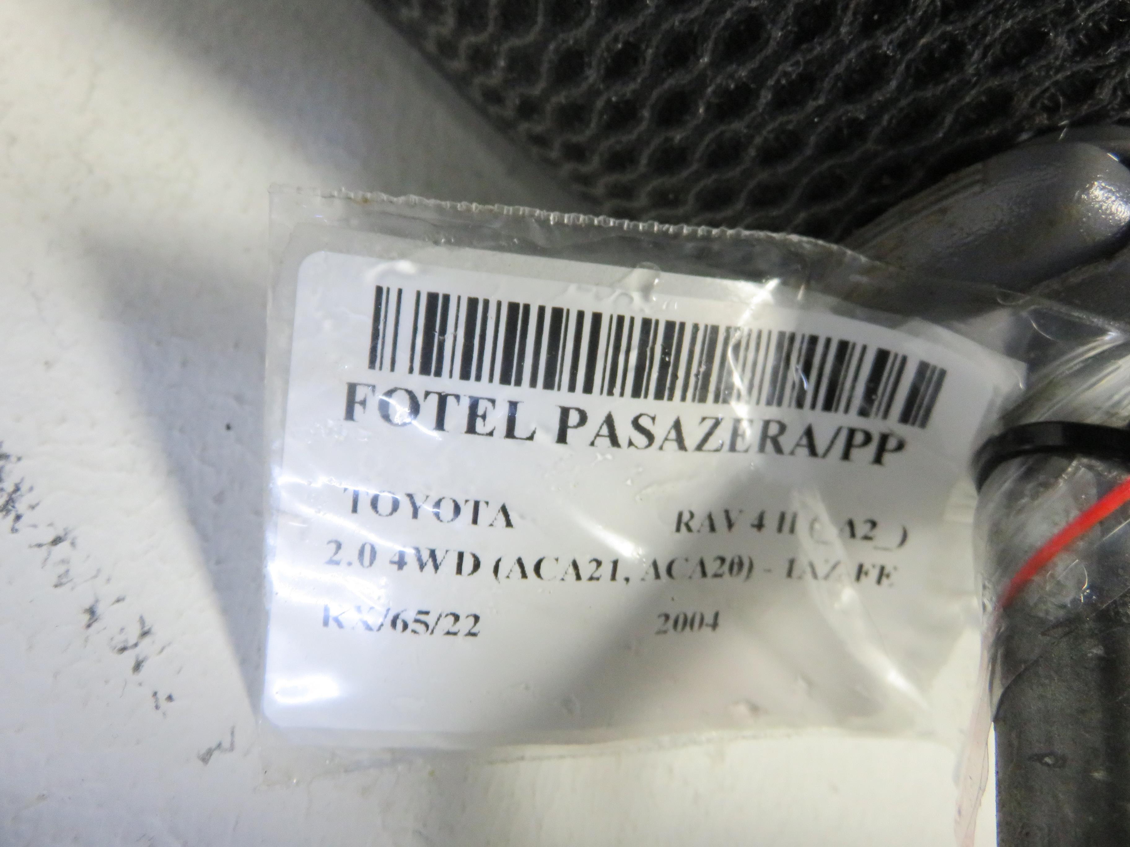 TOYOTA RAV4 2 generation (XA20) (2000-2006) Front Right Seat 17939830