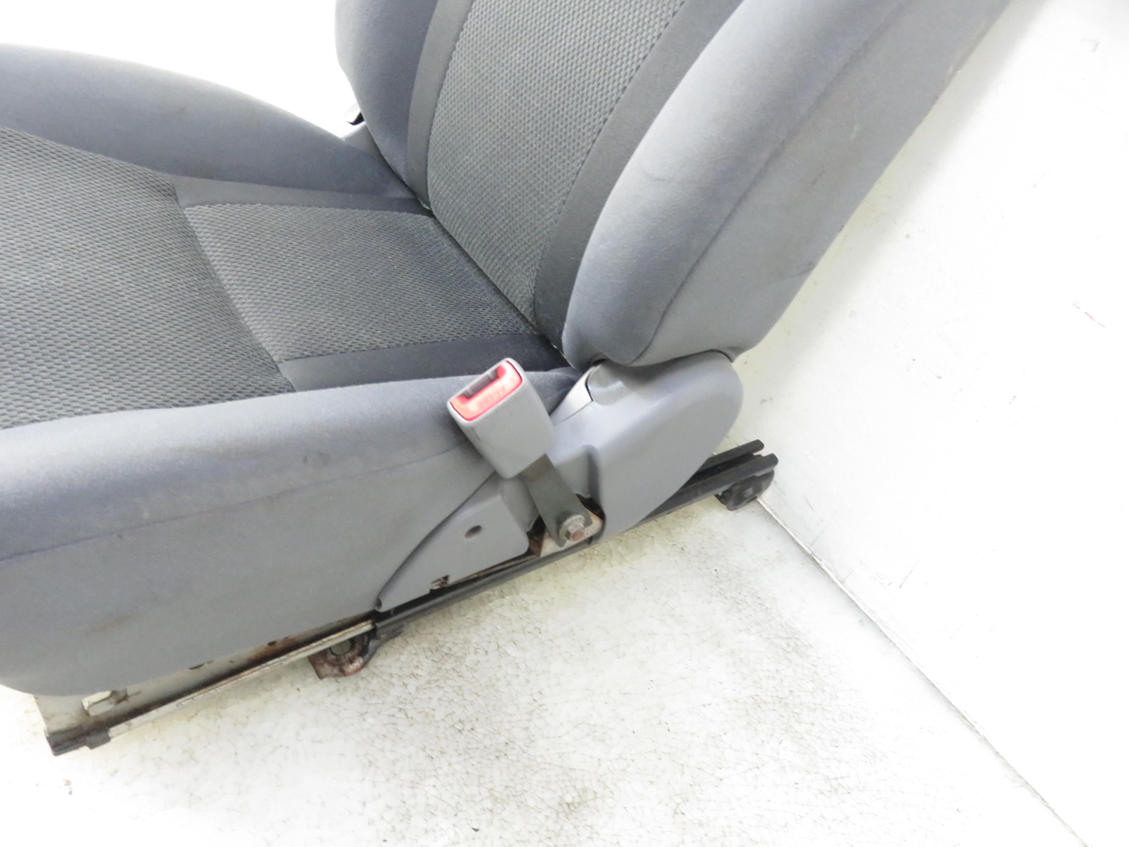 TOYOTA RAV4 2 generation (XA20) (2000-2006) Front Right Seat 17939830