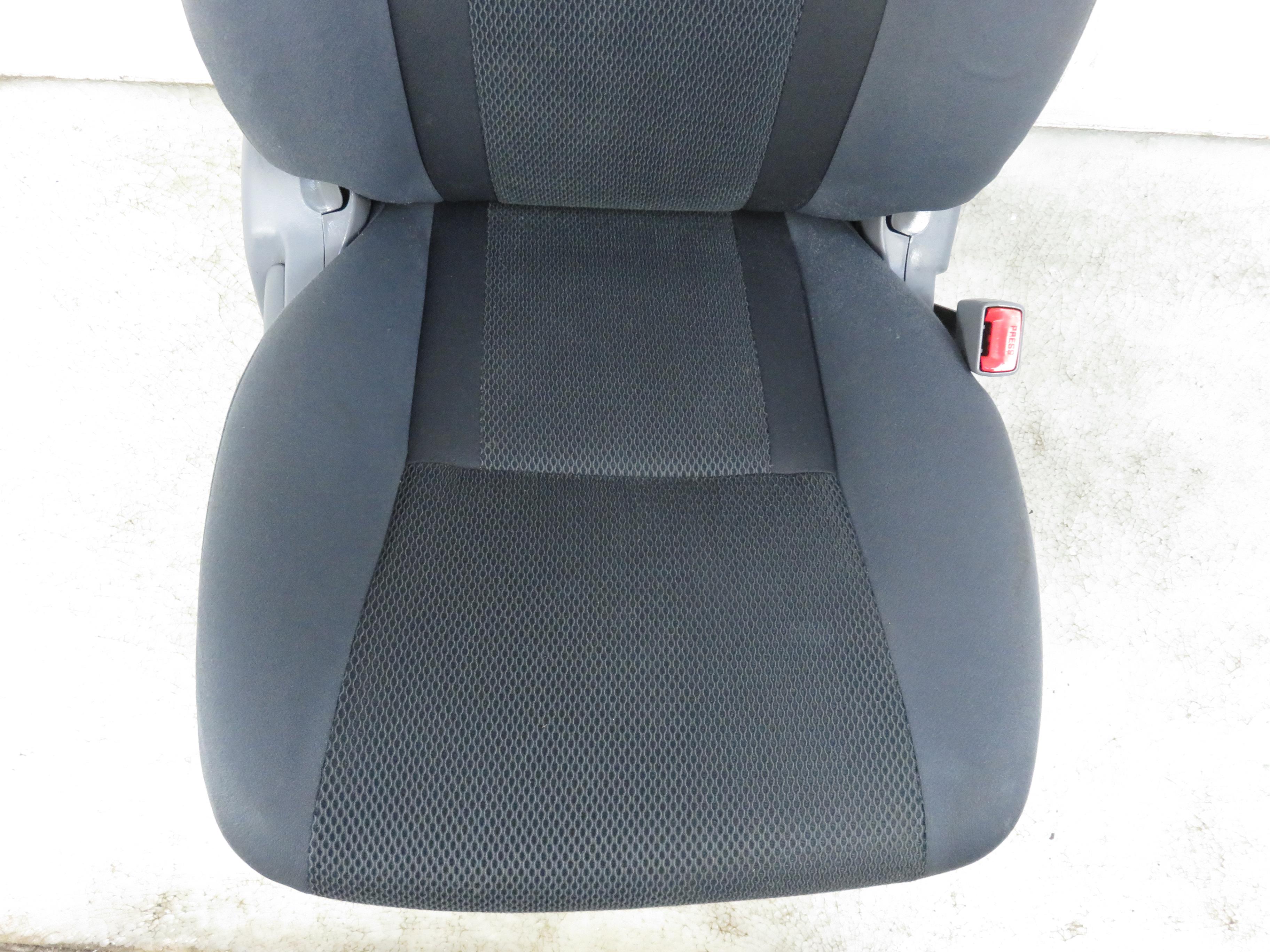 TOYOTA RAV4 2 generation (XA20) (2000-2006) Front Right Seat 17939830