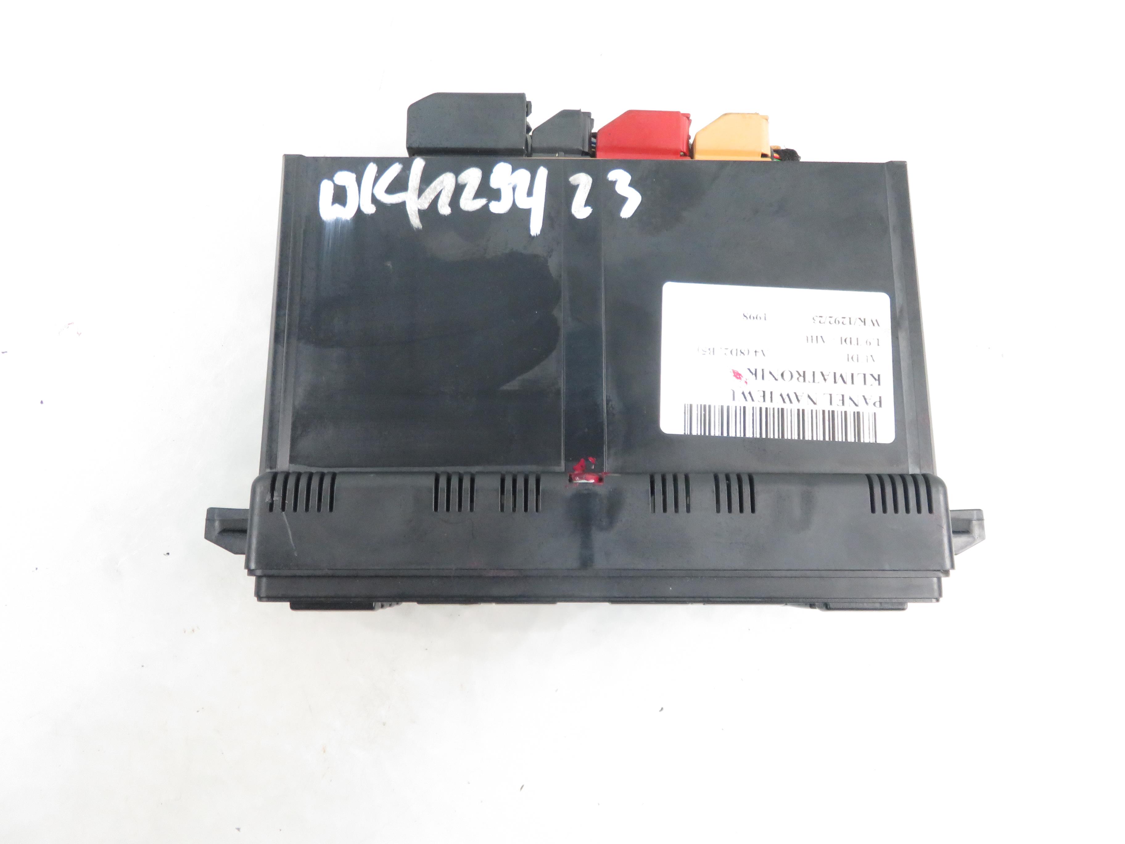 AUDI A4 B5/8D (1994-2001) Klimato kontrolės (klimos) valdymas 8L0820043D,5HB00760804 22982089