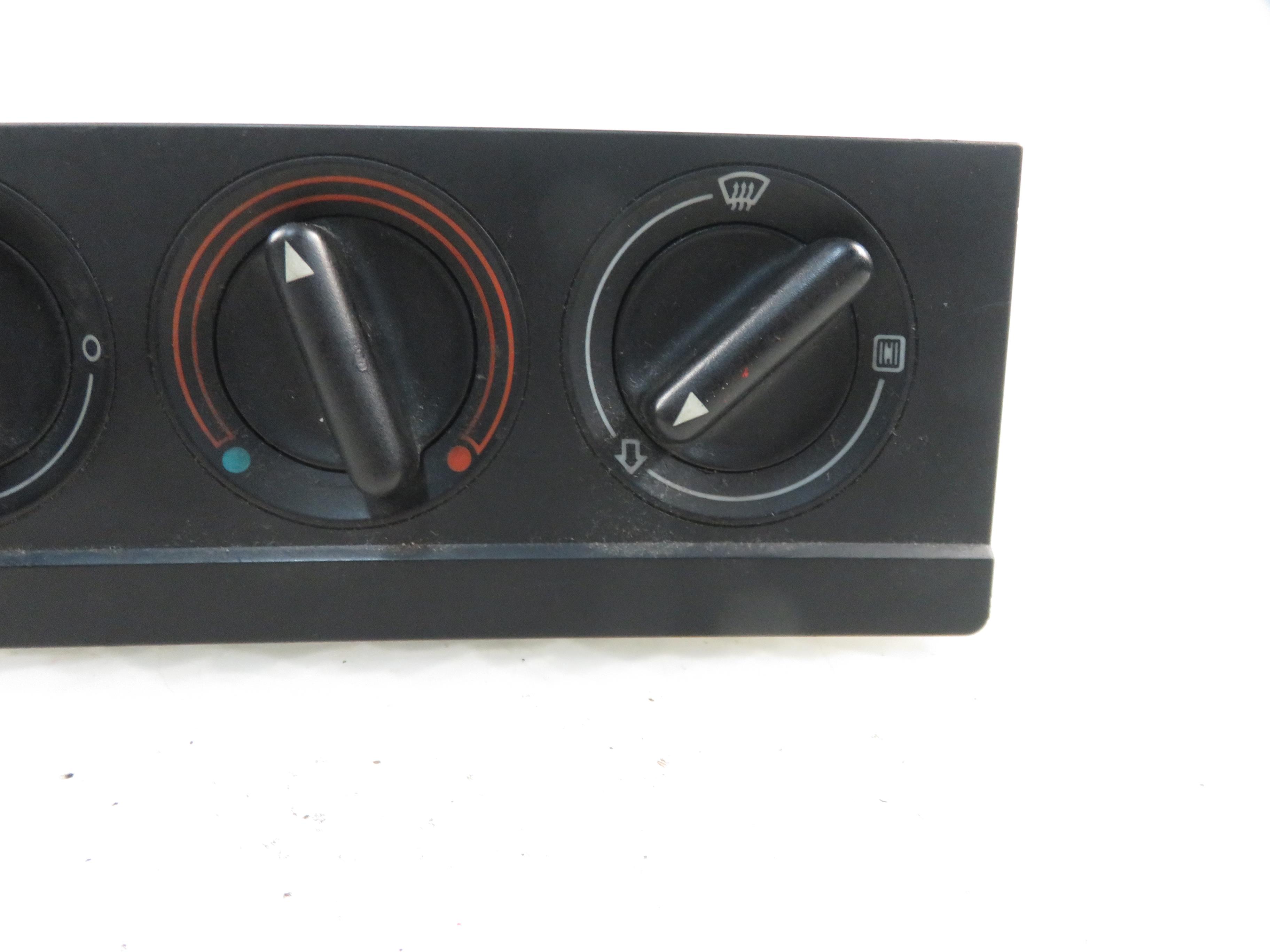 AUDI 80 B4 (1991-1996) Klimato kontrolės (klimos) valdymas 8A1819073 23089804