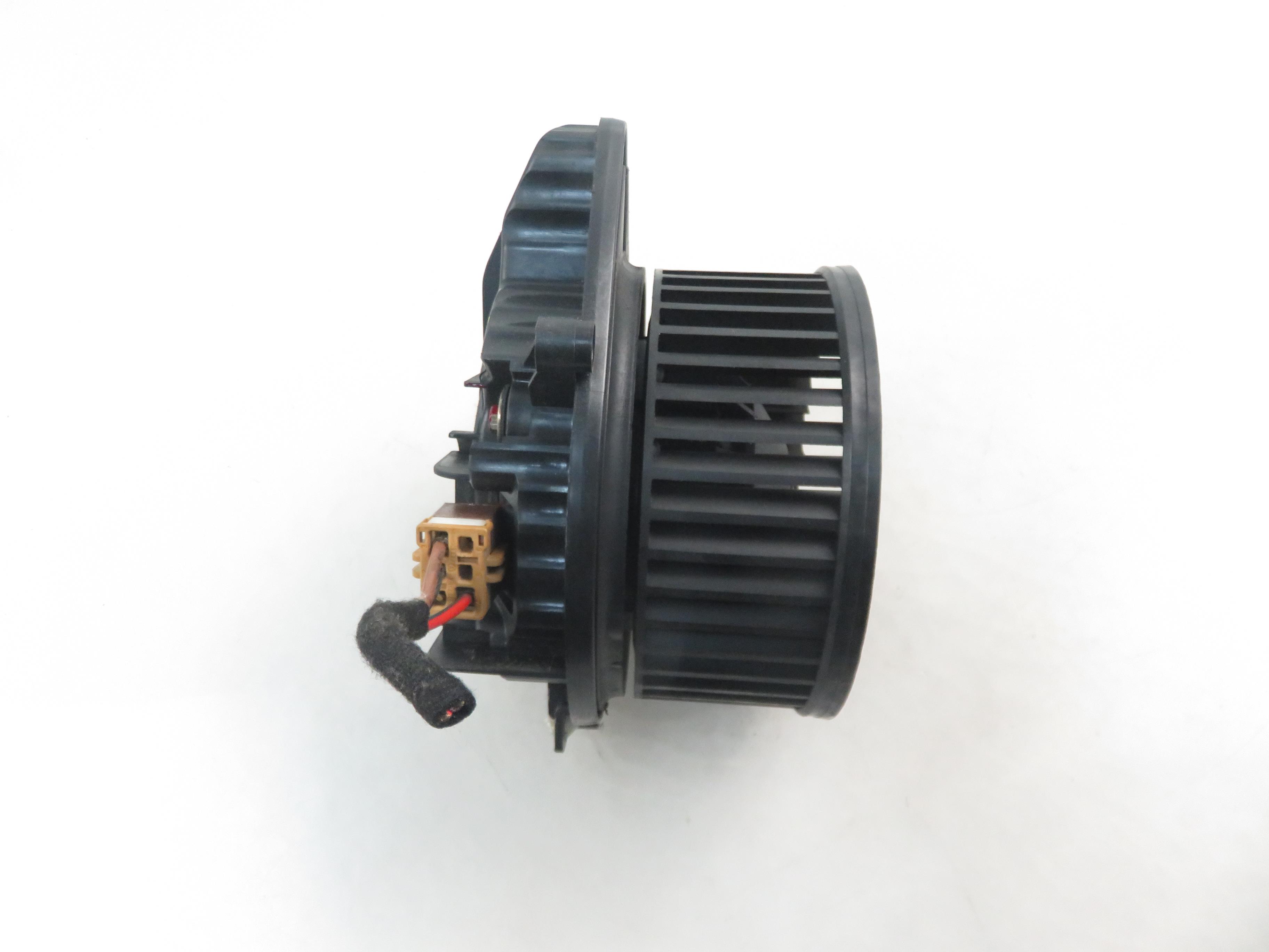 AUDI A4 B7/8E (2004-2008) Puhaltimen tuulettimen rele 8E1820021E 24671037