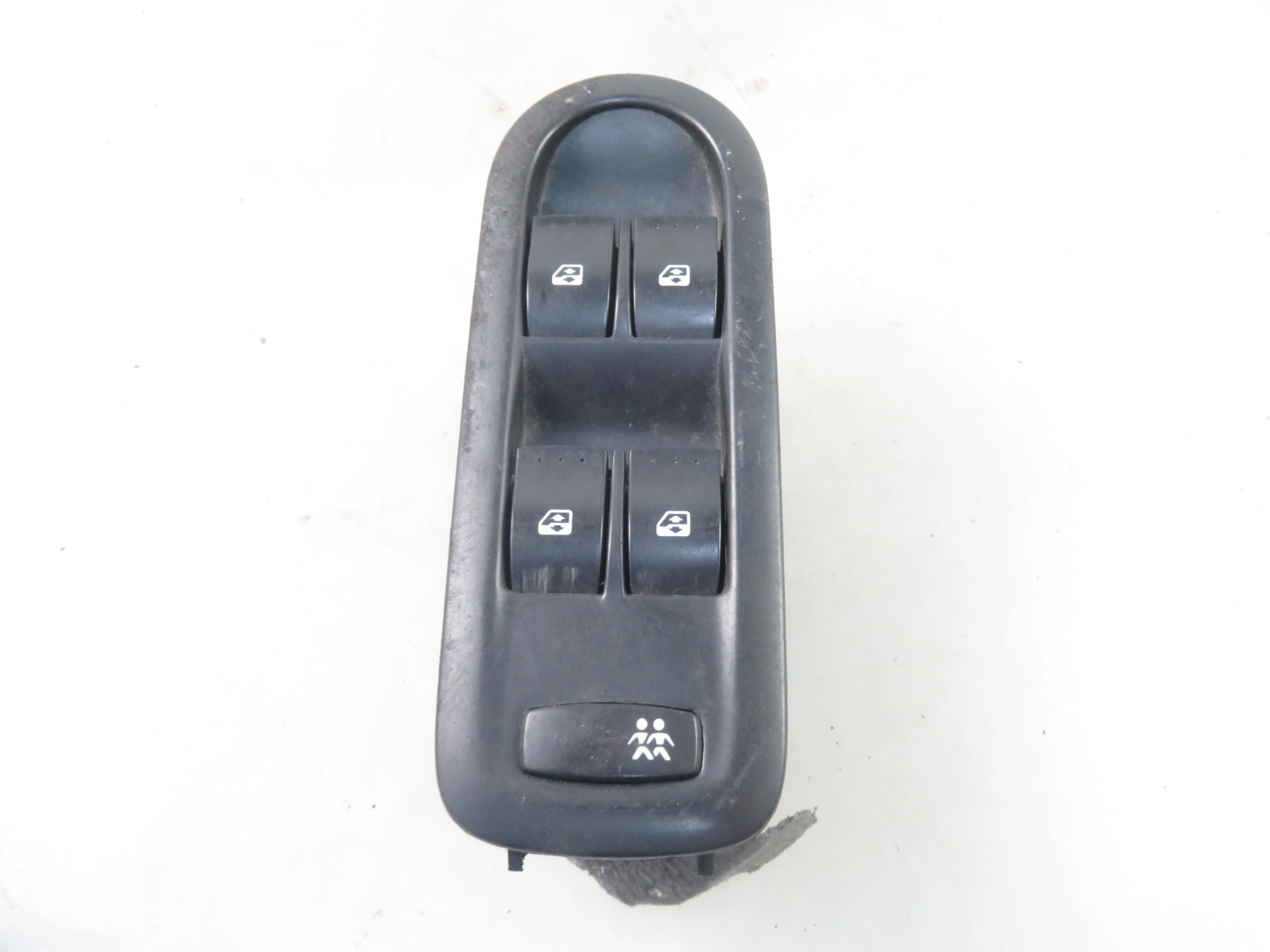 RENAULT Scenic 2 generation (2003-2010) Кнопка стеклоподъемника передней левой двери 156018070 25852216